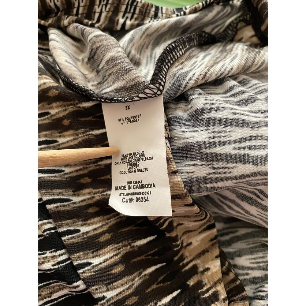 Ava & Grace‎ Woman 3X Tunic Top – Black, Brown & Tan Ikat Print with Pockets - Picture 5 of 6